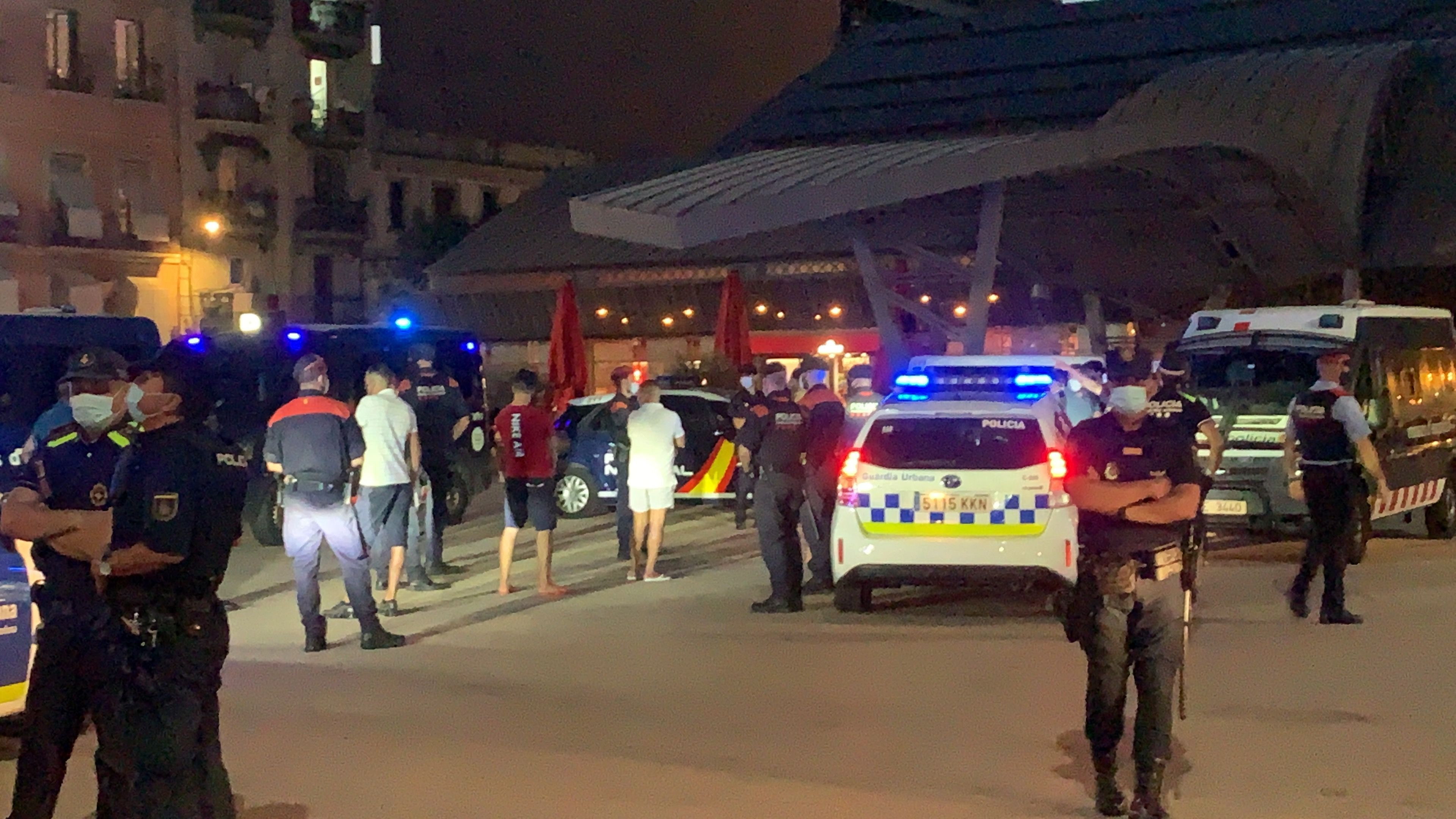 Agentes identificando sospechosos durante un macrooperativo policial contra la multirreincidencia en Barcelona / METRÓPOLI