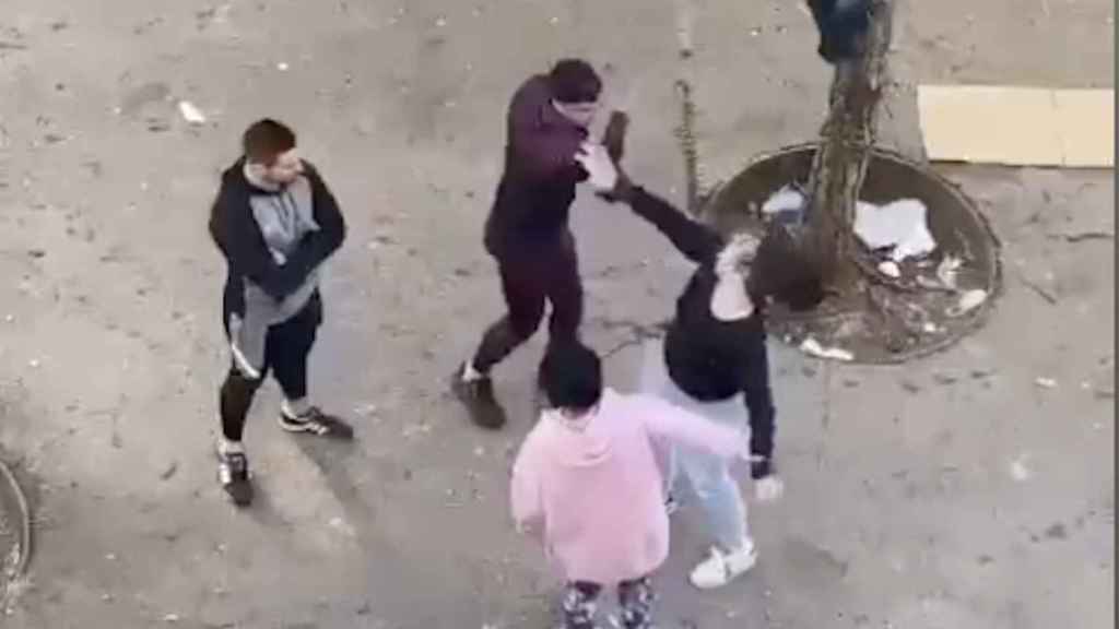 Momento de la agresión del joven a una chica en la Mina