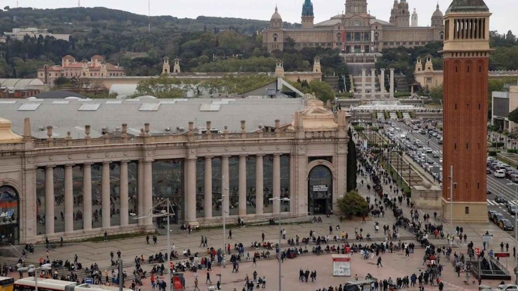 Cientos de ciudadanos peruanos guardan cola para votar en las elecciones presidenciales de Perú, este domingo en Barcelona / EFE - Toni Albir