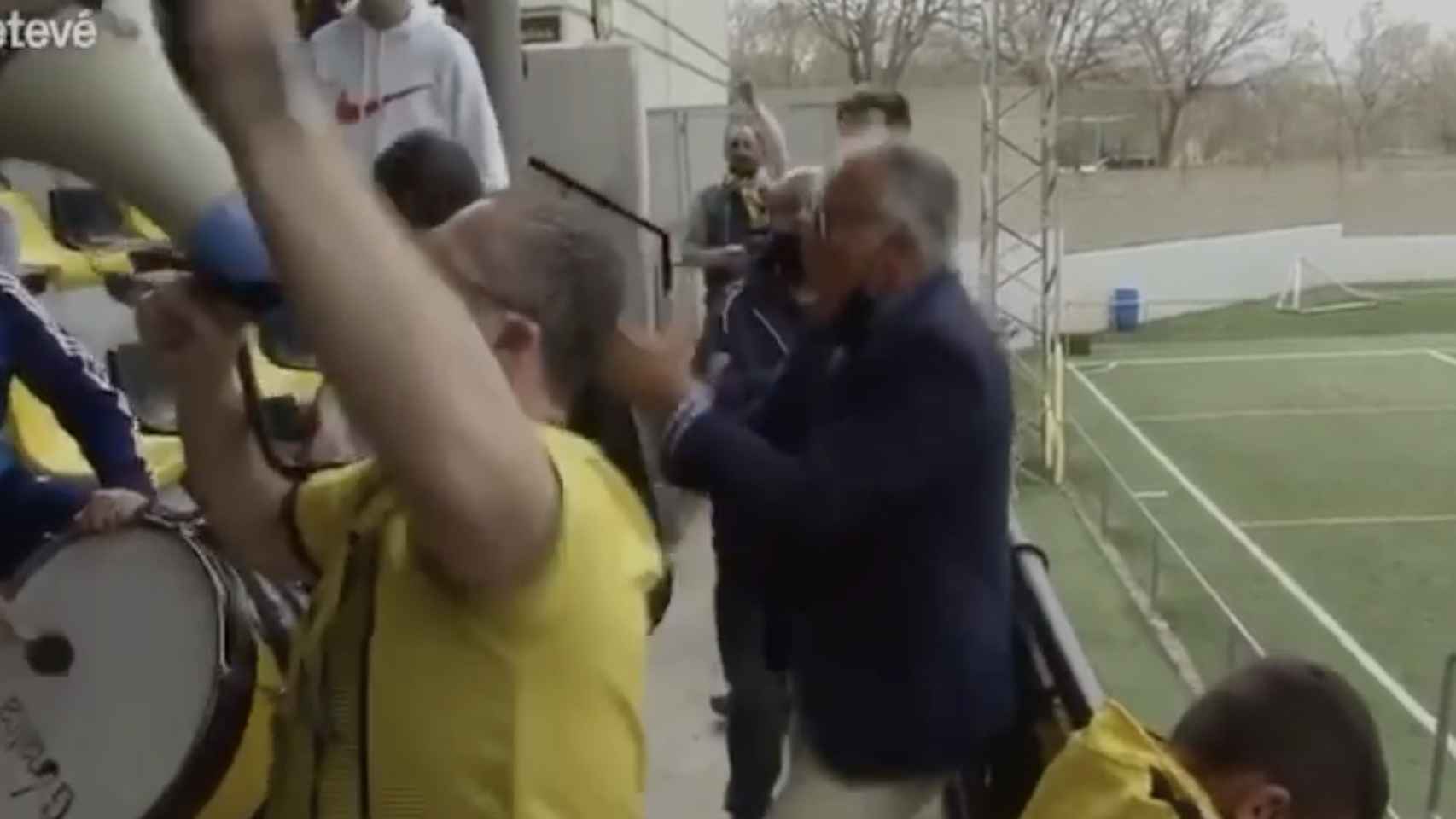 El líder del PP de Barcelona, Josep Bou, bailando sin mascarilla en un partido de fútbol del Montañesa / BETEVÉ