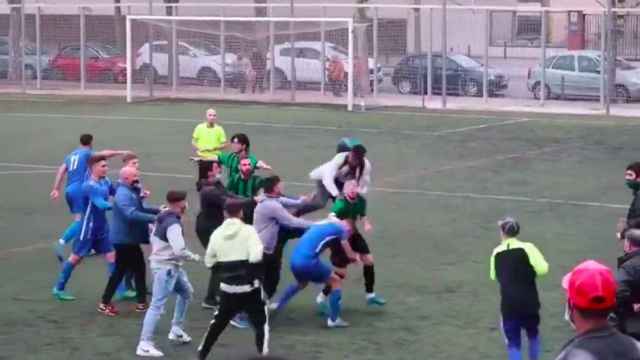 Batalla campal durante un partido de fútbol entre el Bon Pastor y el Carmelo / REDES SOCIALES