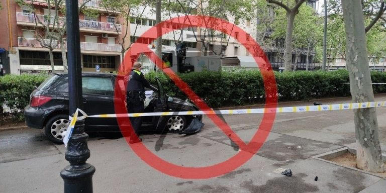 Un vehículo se ha subido a la calzada en la Gran Via  y sus ocupantes han huido / REDES SOCIALES - ANTIRADARCATALA