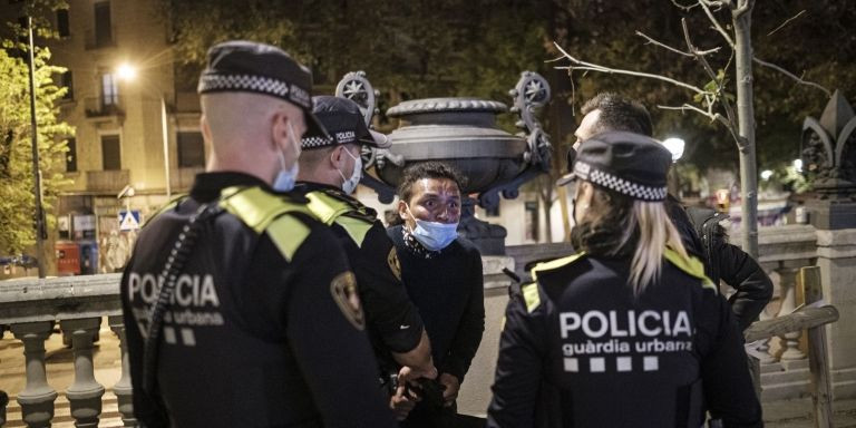 Un músico callejero se enfada con la policía después de conocer que será sancionado / PABLO MIRANZO
