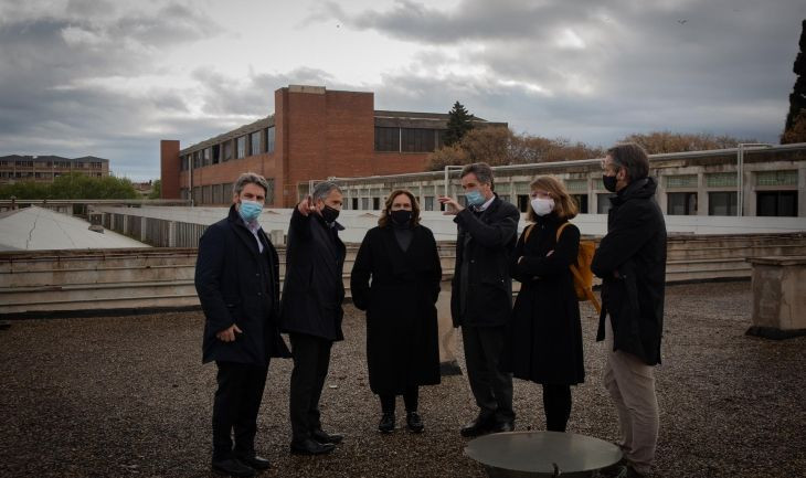 La alcaldesa de Barcelona, Ada Colau (3i), y la segunda teniente de alcalde, Janet Sanz (2d), durante una visita a la fábrica Mercedes-Benz en Sant Andreu, a 12 de abril de 2021, en Sant Andreu, Barcelona / David Zorrakino - Europa Press