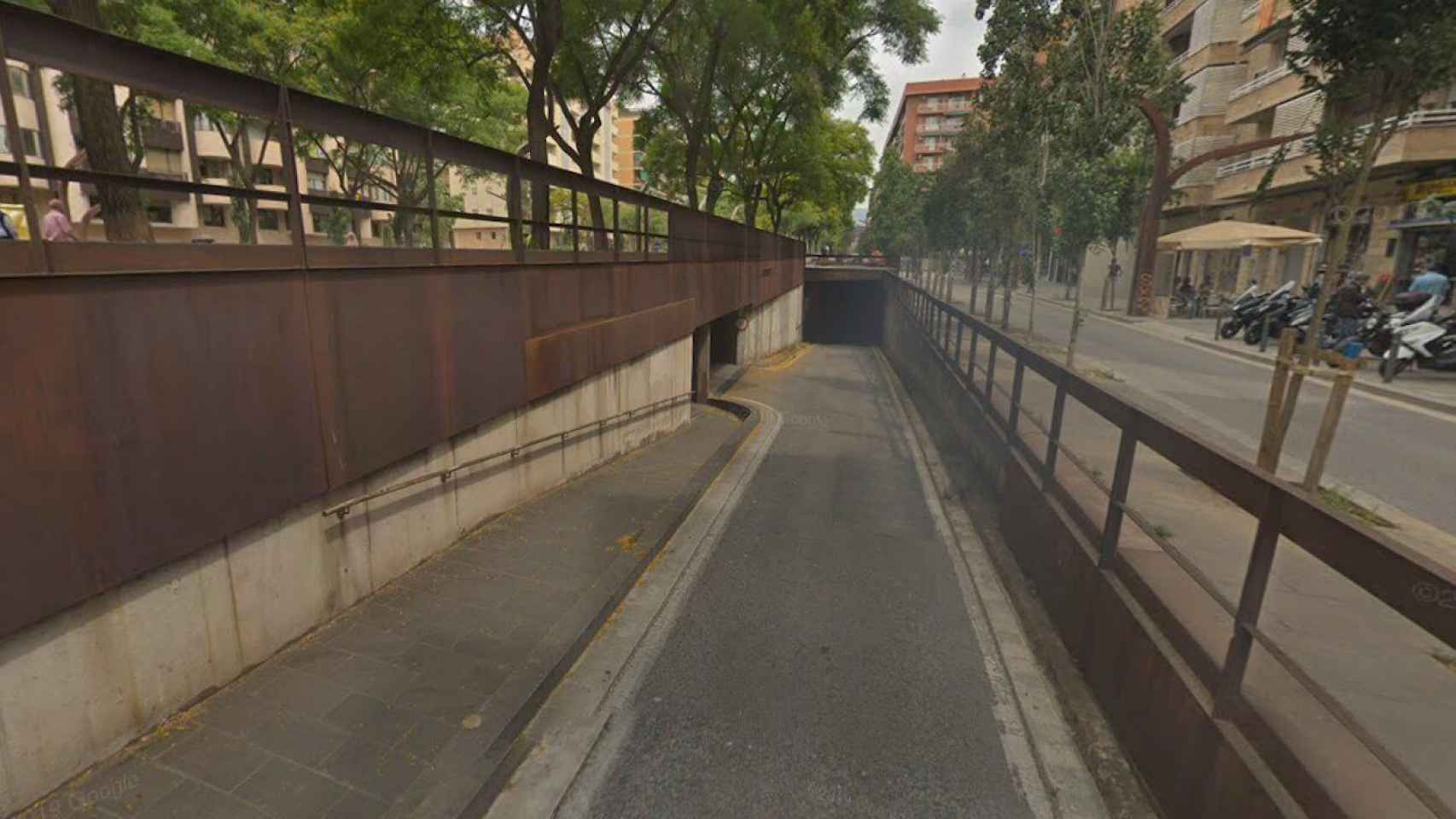 El acceso de la ronda del Mig donde se ha desprendido una parte del techo / GOOGLE STREET VIEW