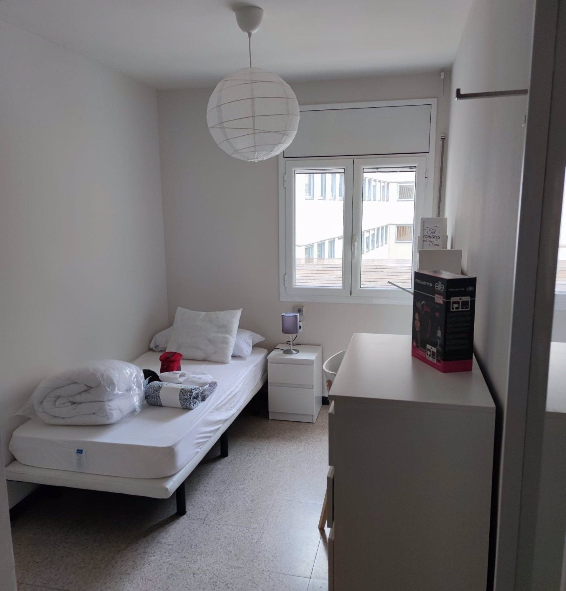 Habitación del albergue para mujeres sin techo La Violeta, en Barcelona / ASSÍS