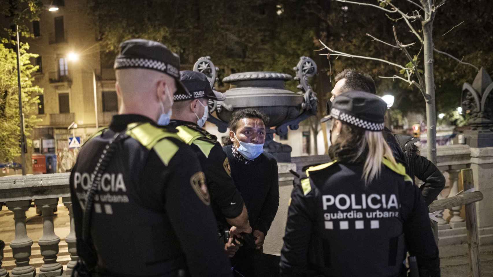 Un músico callejero se enfada con la policía después de conocer que será sancionado / PABLO MIRANZO