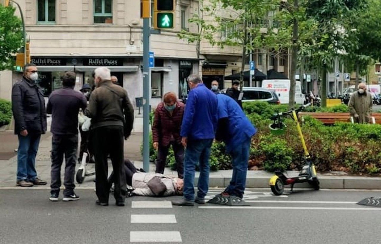 Un patinete atropella a un viandante en Barcelona / MOTORISTES BCN