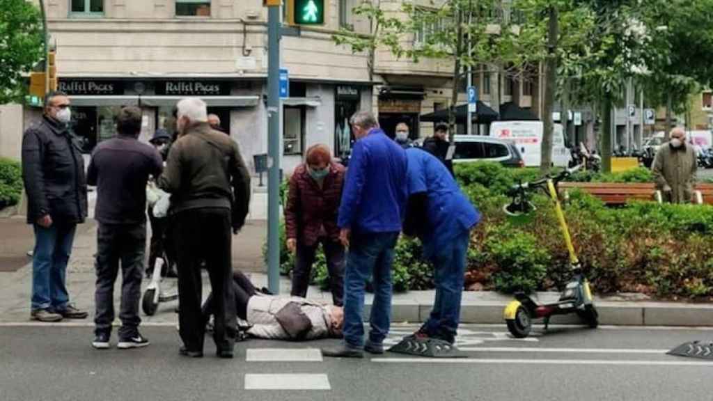 Un patinete atropella a un viandante en Barcelona