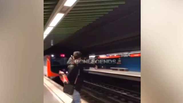 Revientan una botella contra una locomotora del Metro en la L1 / REDES SOCIALES