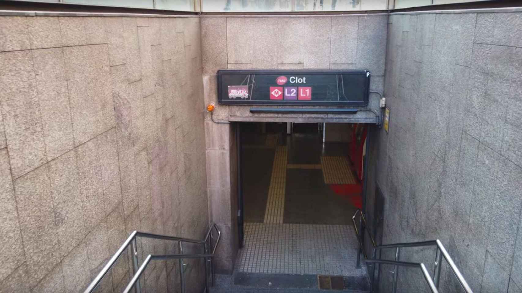 La boca del Metro en la estación del Clot