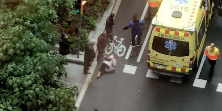 Una ambulancia del SEM junto a la anciana atropellada / MOTORISTES BCN