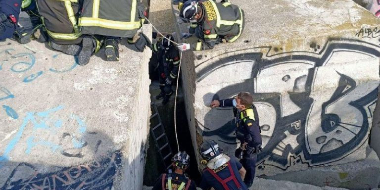 Bomberos en el espigón, junto al Hotel Vela, en el que se rescató al niño / TWITTER BOMBERS