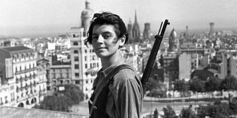 La miliciana Marina Ginestà, en la terraza del hotel Colón de Barcelona durante la Guerra Civil / EFE