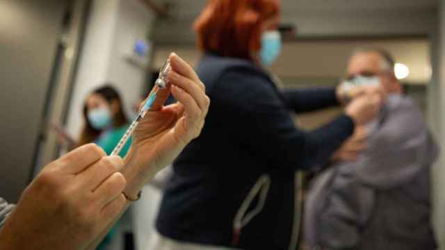 Campaña de vacunación en el Hospital Vall d'Hebron de Barcelona / EFE