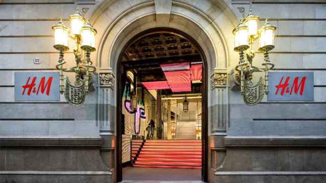 Exterior de la tienda de H&M en el Portal de l'Àngel de Barcelona / ARCHIVO