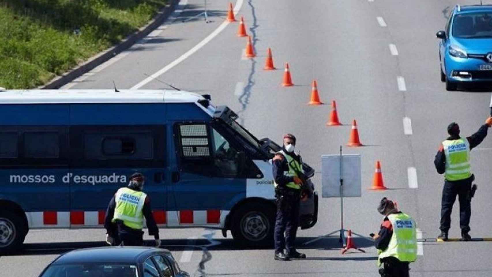 Un control de Mossos por el confinamiento comarcal / EFE - ALEJANDRO GARCÍA