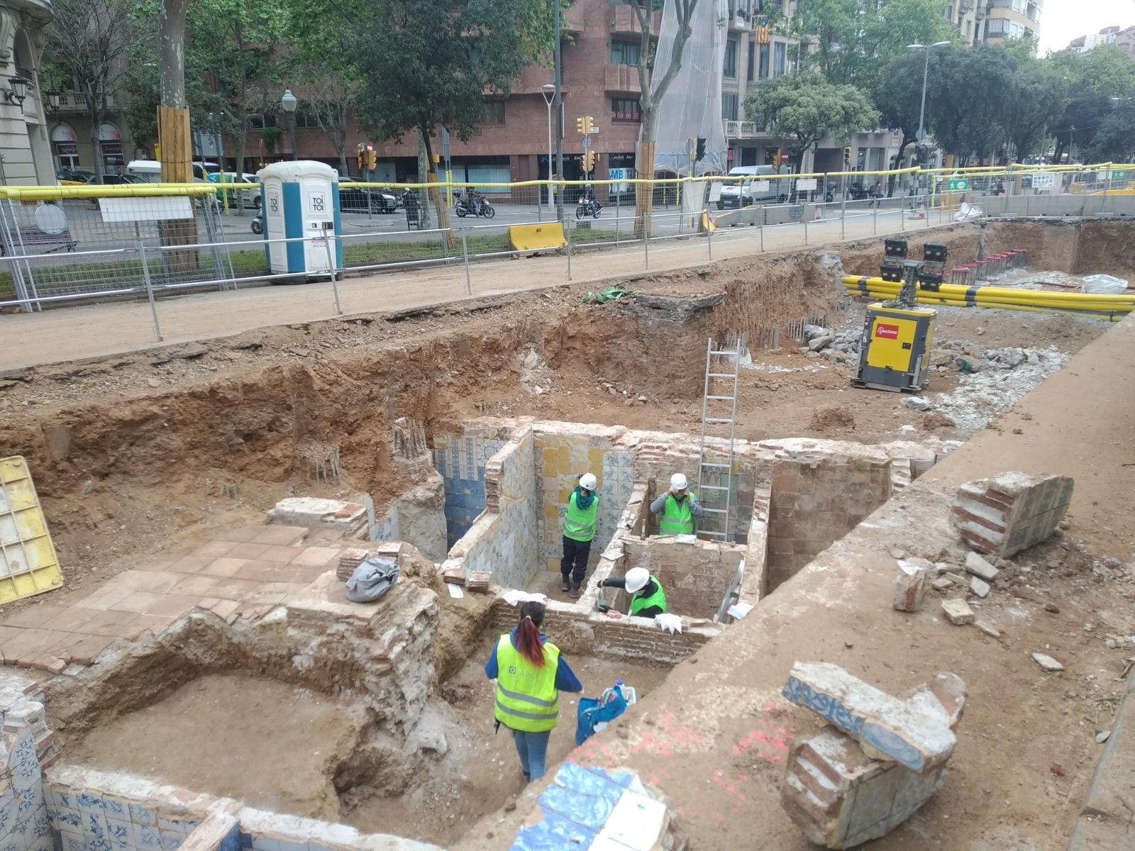 Arqueólogos trabajando en los restos encontrados en la Diagonal / MA - JORDI SUBIRANA