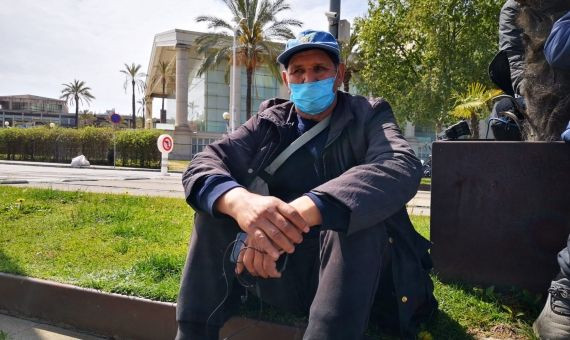 Hamid Boukili, sentado, después de ser desalojado este miércoles / G.A