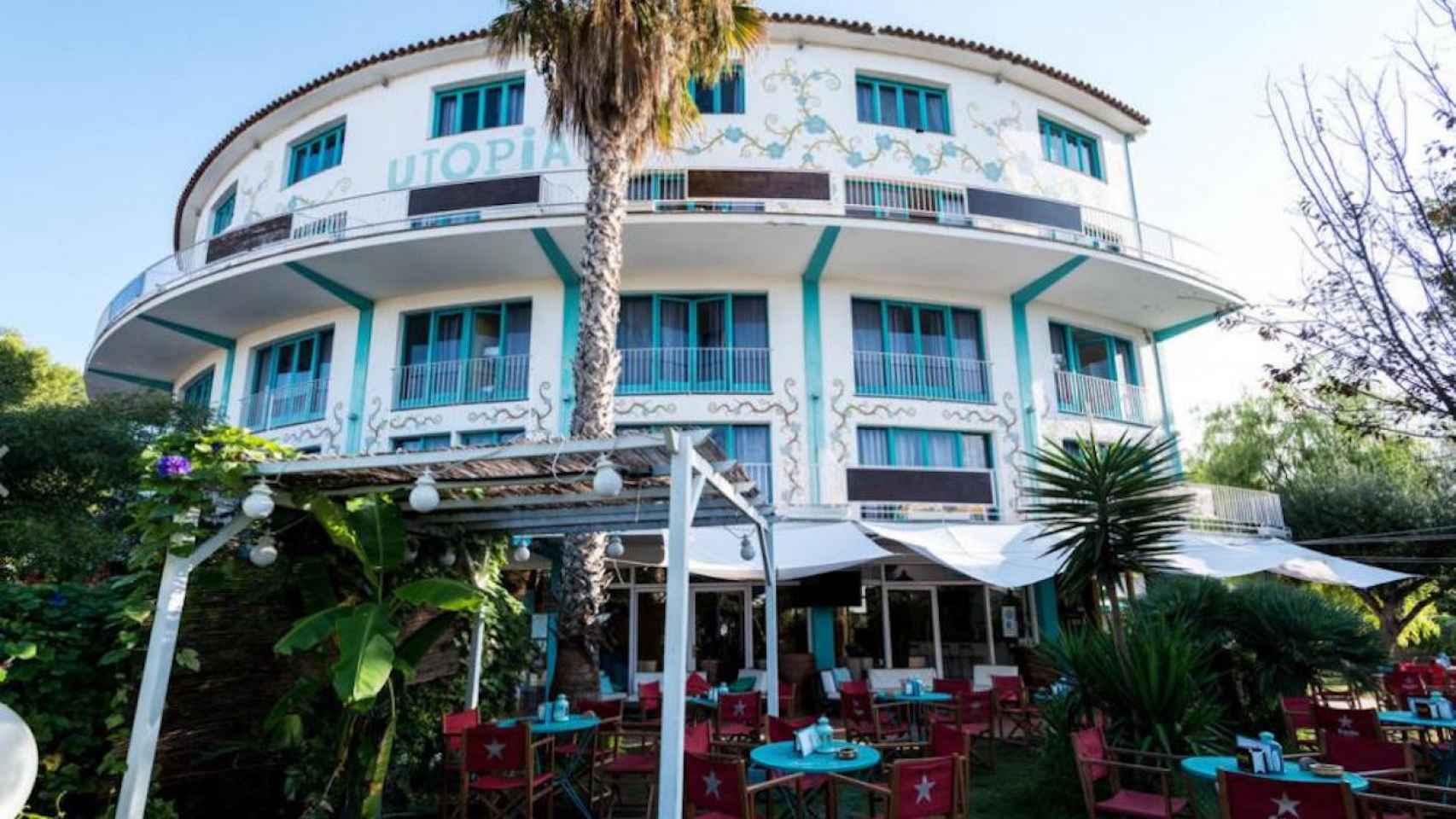 Fachada del hotel de Sitges en el que un hombre se ha atrincherado / HOTEL UTOPIA SITGES