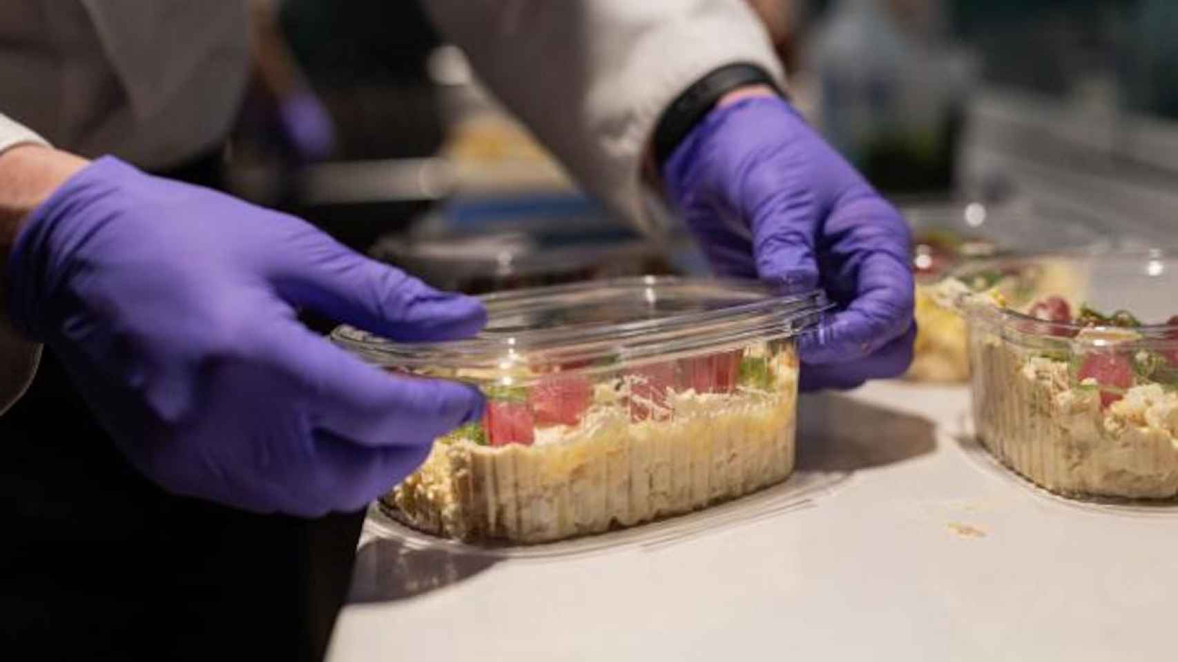 Imagen de archivo de un cocinero preparando un plato para llevar en un restaurante / EUROPA PRESS