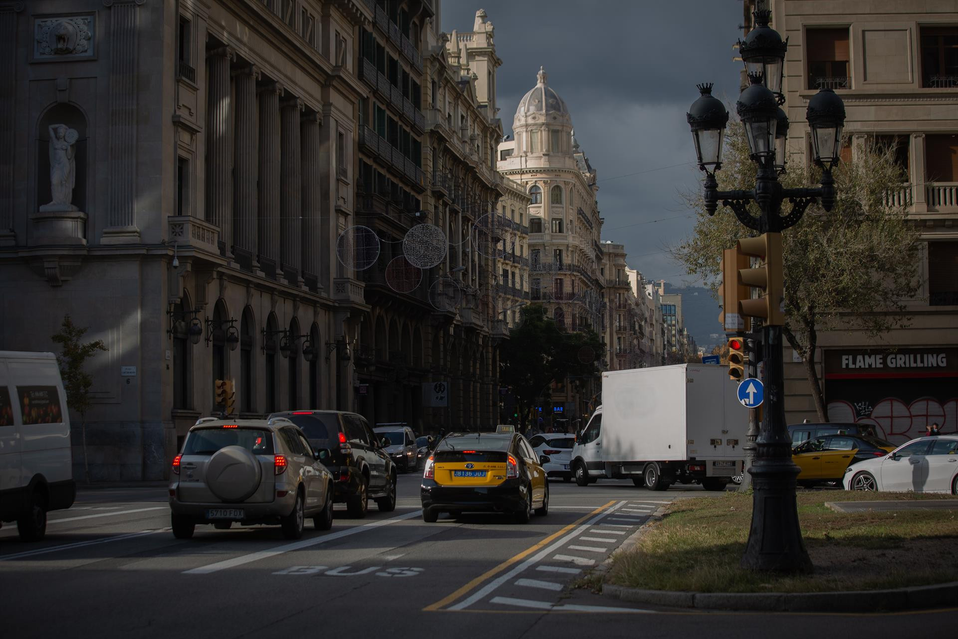 Coches y un taxi en Barcelona, en una imagen de archivo / EUROPA PRESS- DAVID ZORRAKINO