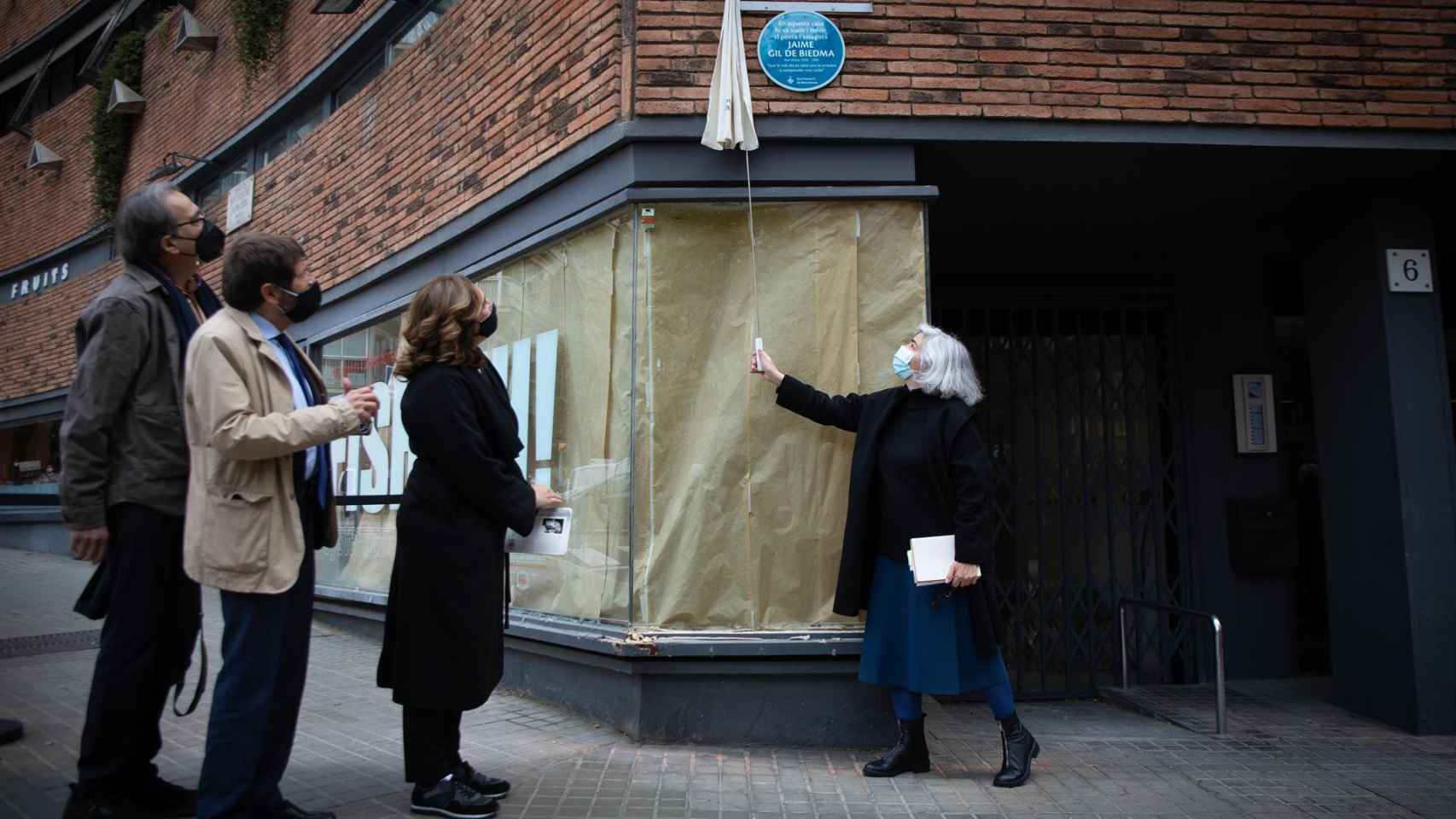 Acto de homenaje a Jaime Gil de Biedma con la colocación de una placa en la calle Pérez Cabrero / EUROPA PRESS