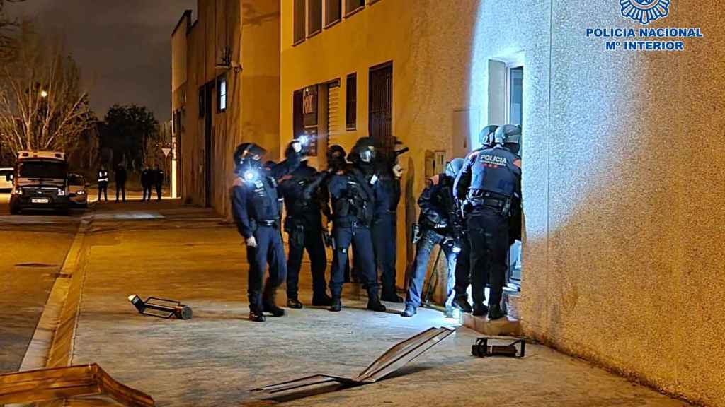 Mossos d'Esquadra y Policía Nacional durante el operativo antidroga / MOSSOS D'ESQUADRA