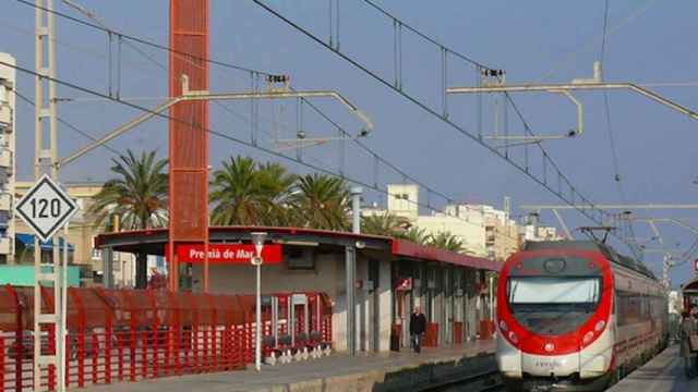 Un tren pasa por la estación de Premià de Mar, localidad donde los ladrones fueron detenidos / TRENSCAT