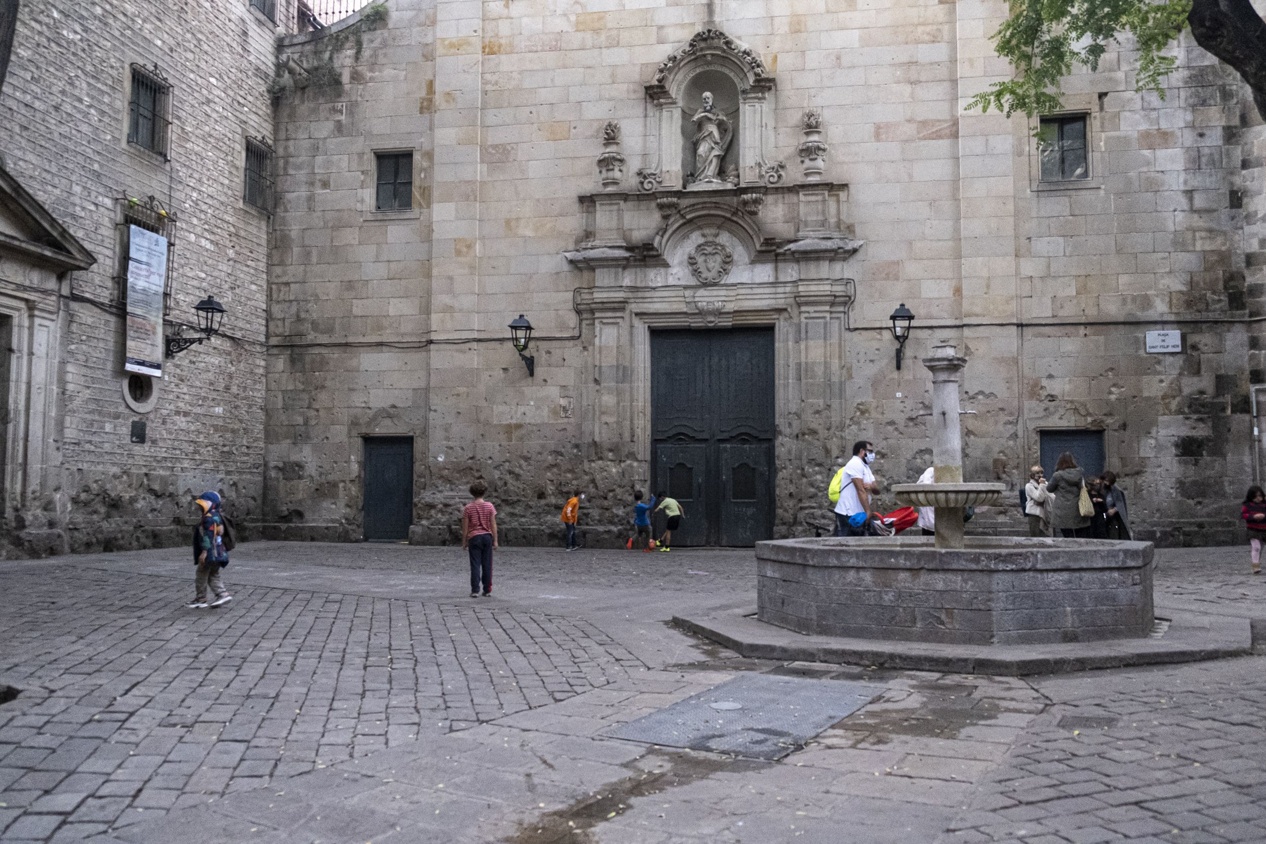 Centro de la plaza de Sant Felip de Neri / PABLO MIRANZO (MA)