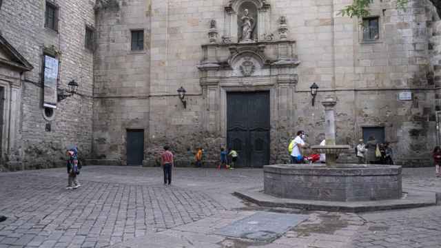 Centro de la plaza de Sant Felip de Neri, donde se encuentra la escuela