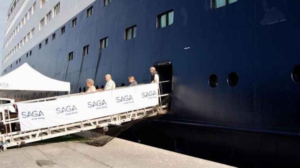 Pasajeros de un crucero bajan del barco