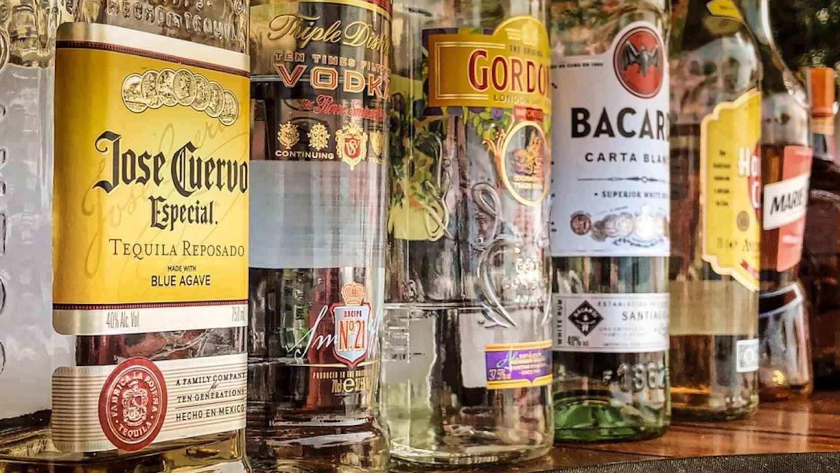 Botellas de alcohol como las que robaba y revendía la mafia de L'Hospitalet / UNSPLASH