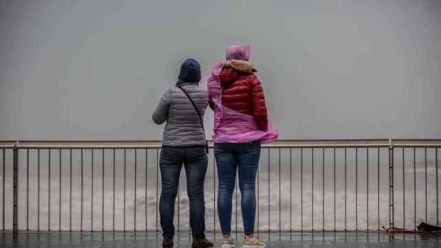 Dos mujeres en el paseo marítimo de Barcelona durante un episodio de chubascos y tormentas / EUROPA PRESS