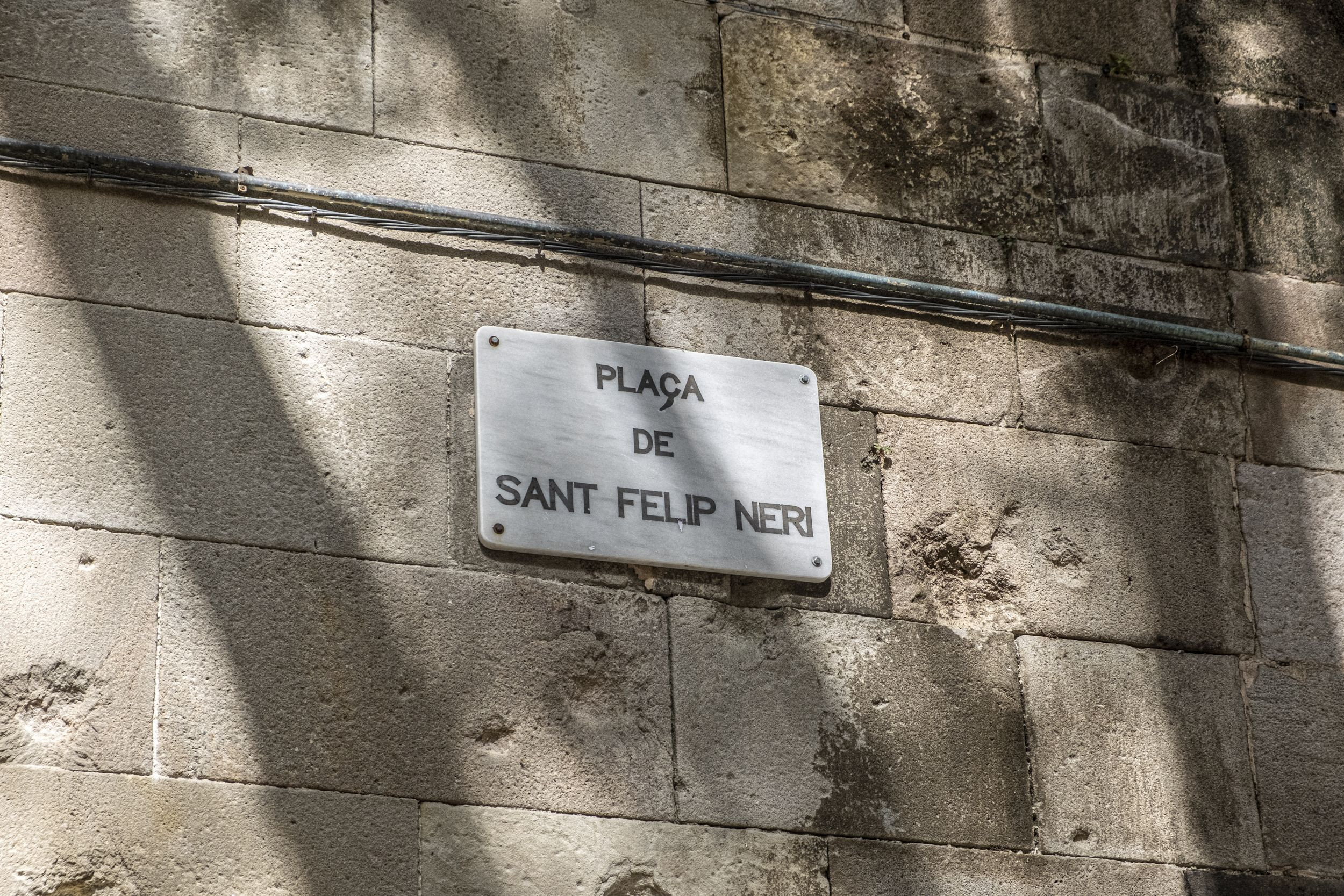 Placa de la plaza de Sant Felip de Neri / PABLO MIRANZO (MA)