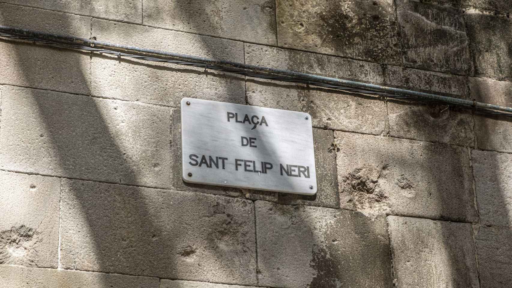 Placa de la plaza de Sant Felip de Neri / PABLO MIRANZO (MA)