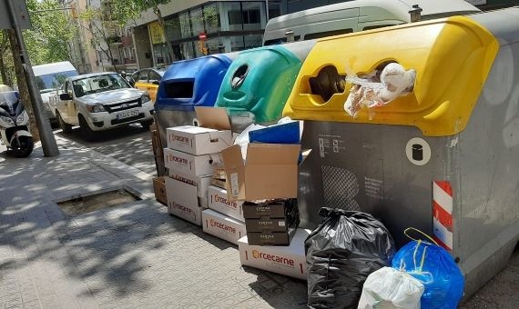 Contenedores llenos en Sarrià-Sant Gervasi / METRÓPOLI ABIERTA