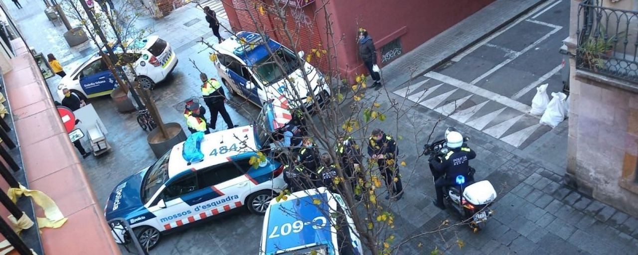 Coches policiales en enero en la Barcelona tras un atraco a un estanco / TWITTER BCN HELPERS