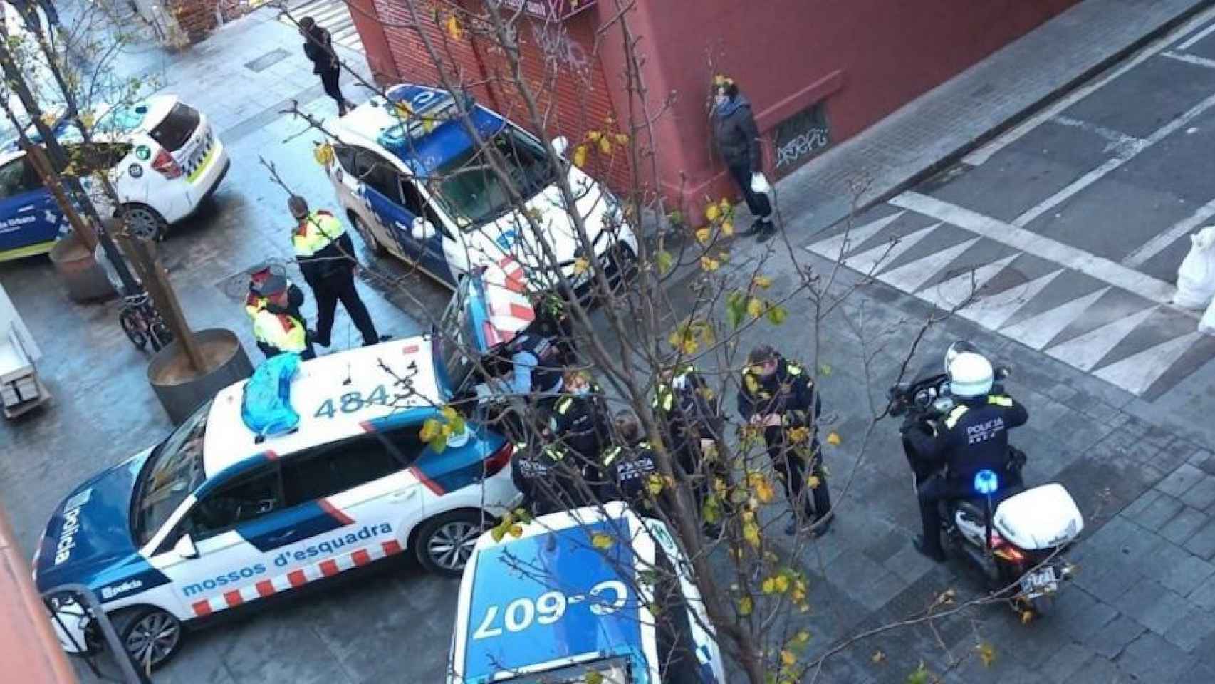 Coches policiales en enero en la Barcelona tras un atraco a un estanco / TWITTER BCN HELPERS