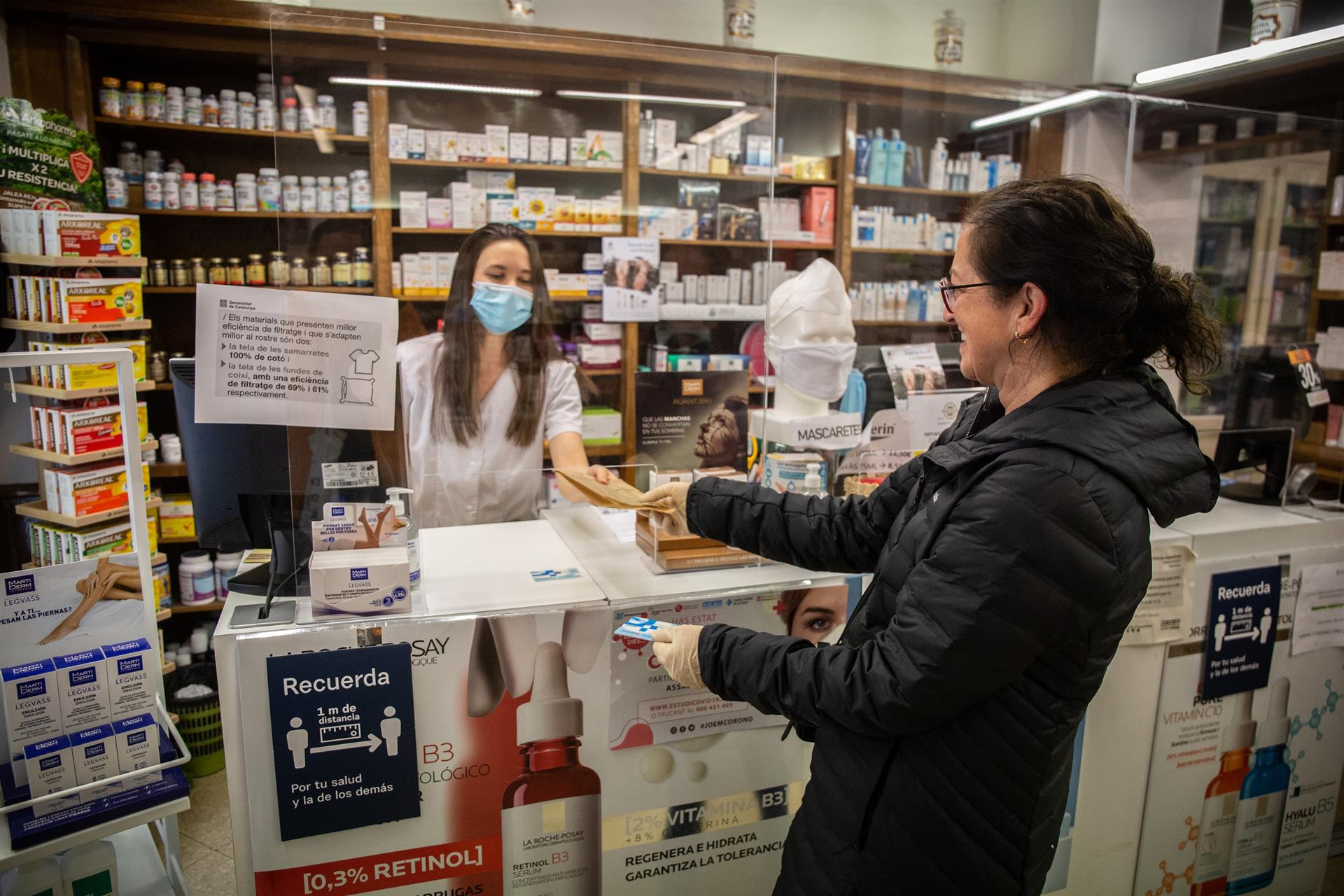 Farmacia de Barcelona en una imagen de archivo / EUROPA PRESS - David Zorrakino