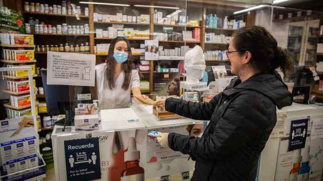 Farmacia de Barcelona en una imagen de archivo / EUROPA PRESS - David Zorrakino