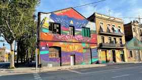 Mural en la fachada de un edificio de la calle de Pere IV de Barcelona / A.F.