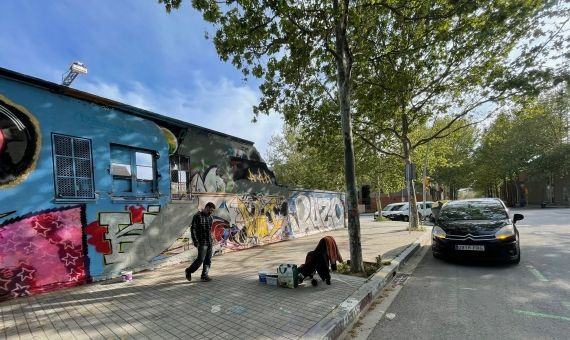 David, uno de los grafiteros entrevistados, preparando un muro de Barcelona / A.F.