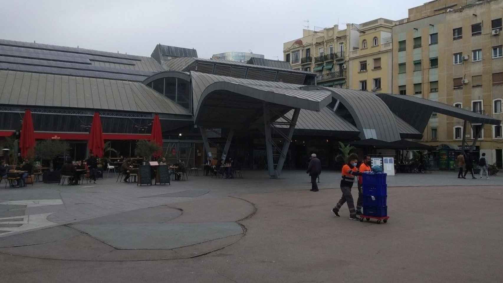 El mercado de la Barceloneta, lugar del robo el domingo 4 de abril al que volvieron los ladrones a buscar el móvil perdido / MA - JORDI SUBIRANA