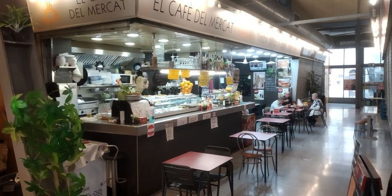 Un bar del mercado de la Barceloneta en el que robaron / MA - JORDI SUBIRANA