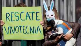 Protesta ante la sede de Vivotecnia en Barcelona / EFE - ALEJANDRO GARCÍA