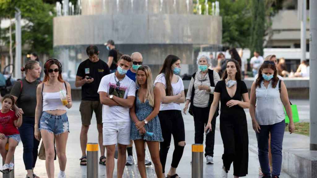 Una decena de personas pasean sin mascarilla por Tel Aviv (Israel) / REUTERS