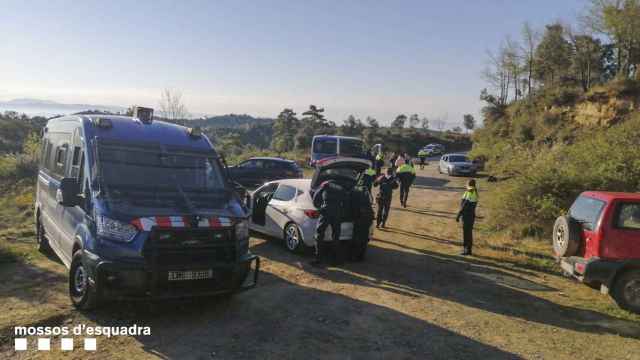 Dispositivo policial desplegado en la fiesta ilegal celebrada en la masía / MOSSOS