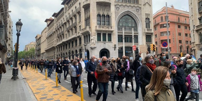 Manifestantes en la protesta para pedir la dimisión de la alcaldesa Ada Colau / V.M.