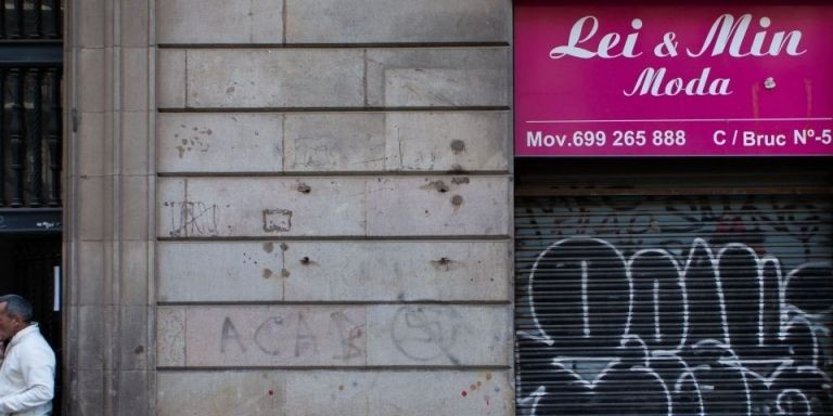 Un local cerrado en Barcelona / EFE - ENRIC FONTCUBIERTA